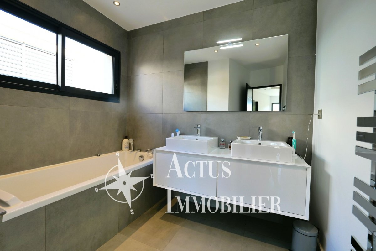 Vente Maison  8 pièces - 170m² 13300 Salon-de-provence