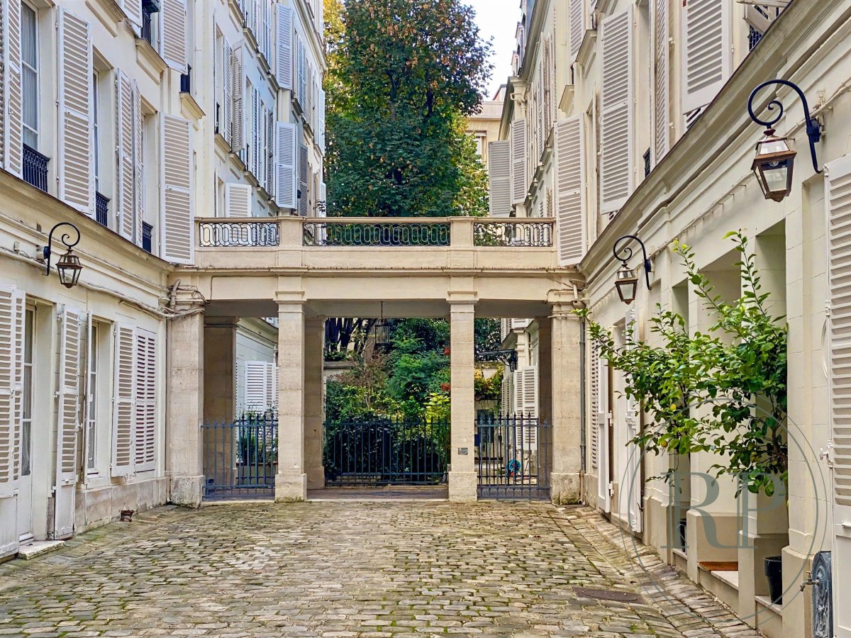 Location Appartement  4 pièces - 97m² 75007 Paris