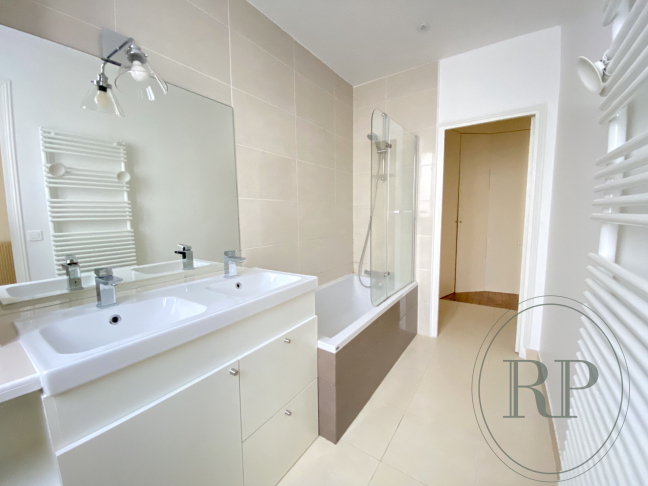 Location Appartement  2 pi�ces - 72.81m� 75014 Paris