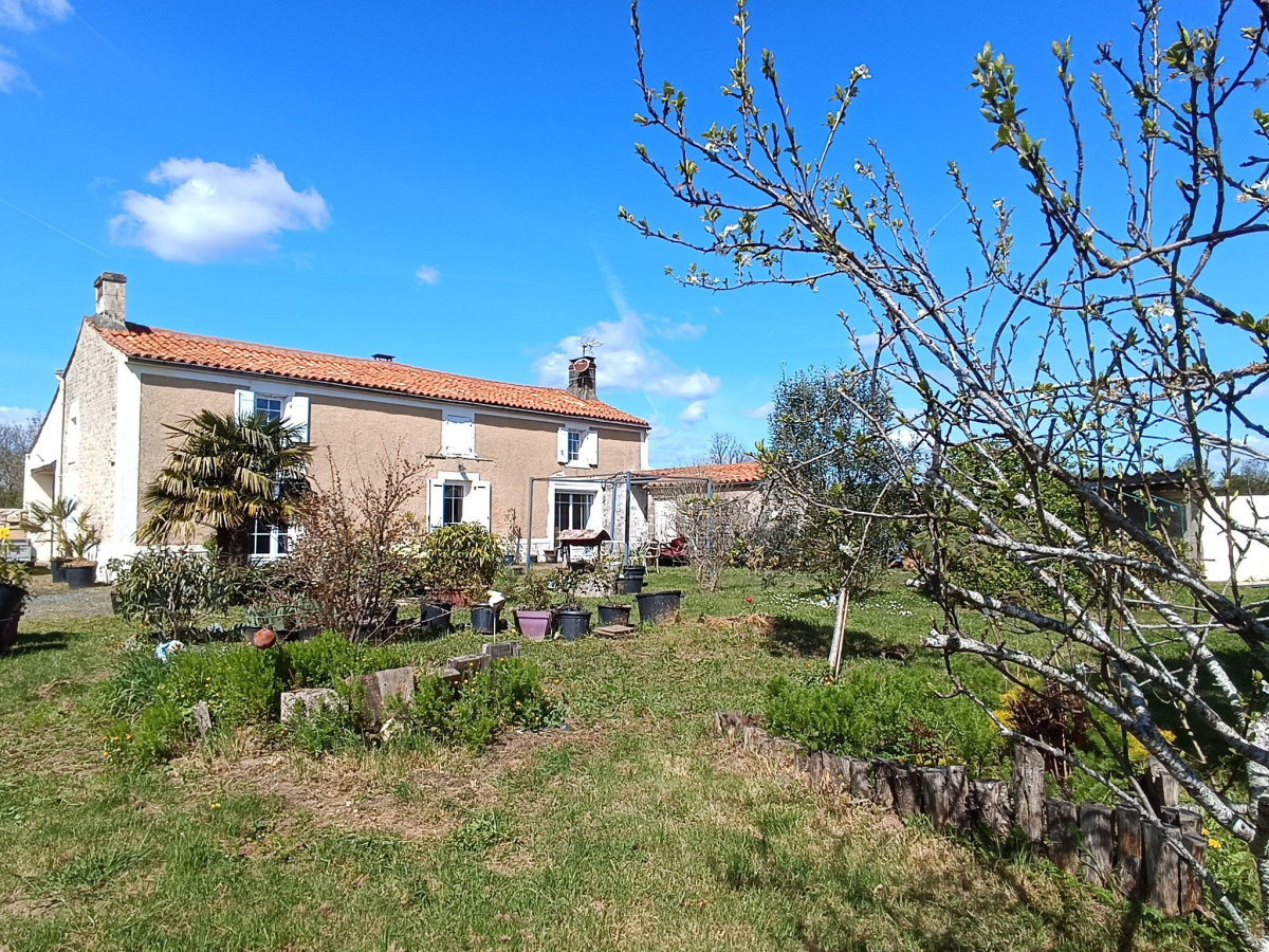 Vente Maison  5 pi�ces - 140m� 85240 Saint-hilaire-des-loges
