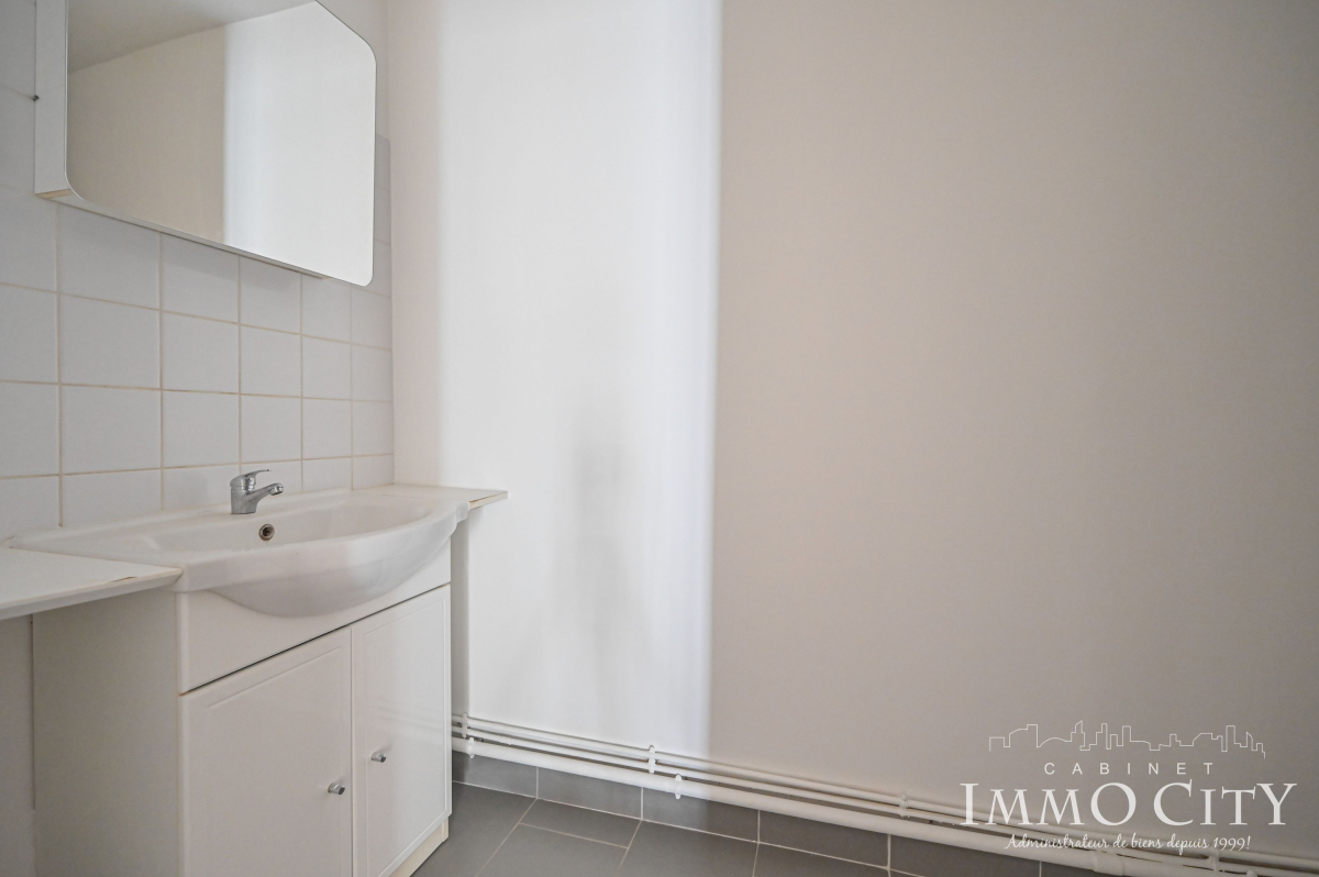Location Appartement  2 pièces - 59m² 75019 Paris