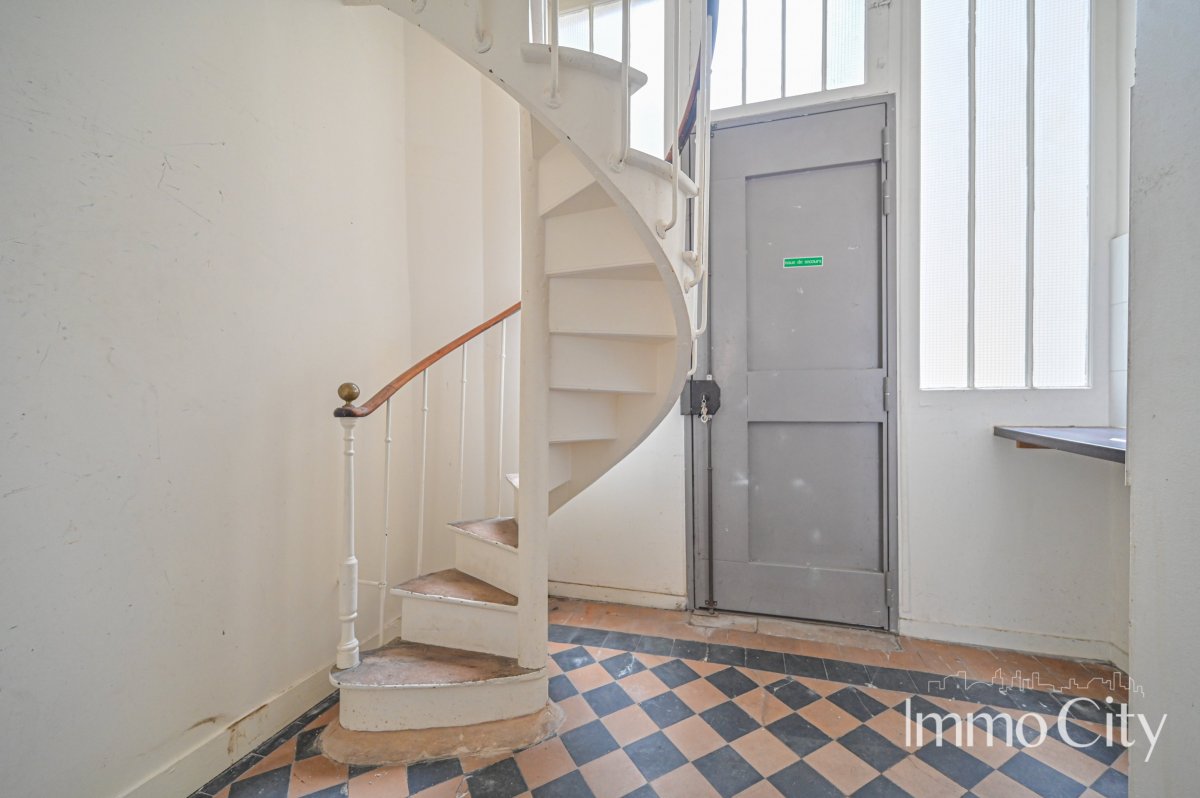 Location Local commercial  2 pièces - 64.66m² 75018 Paris
