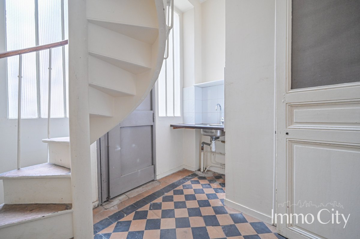 Location Local commercial  2 pièces - 64.66m² 75018 Paris
