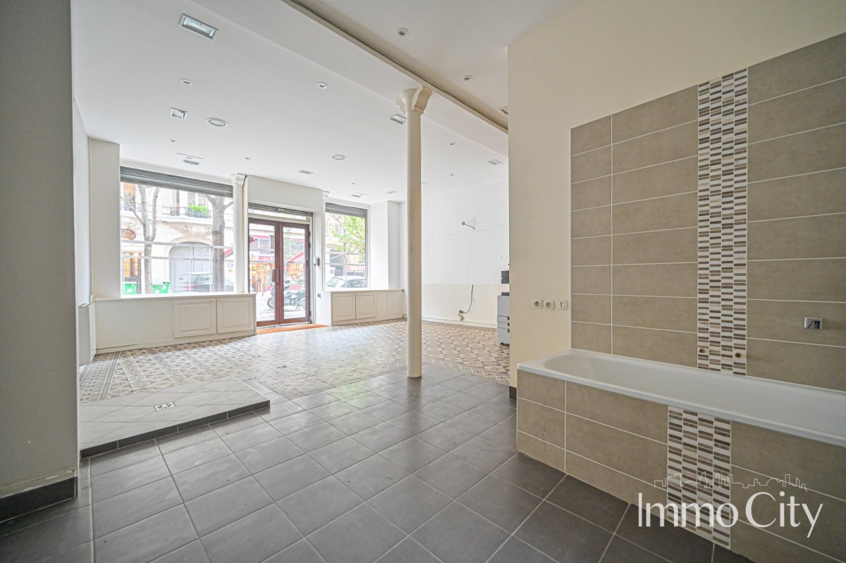 Location Local commercial  2 pièces - 64.66m² 75018 Paris