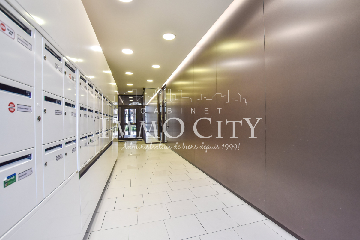 Location Appartement  2 pièces - 58.5m² 75010 Paris