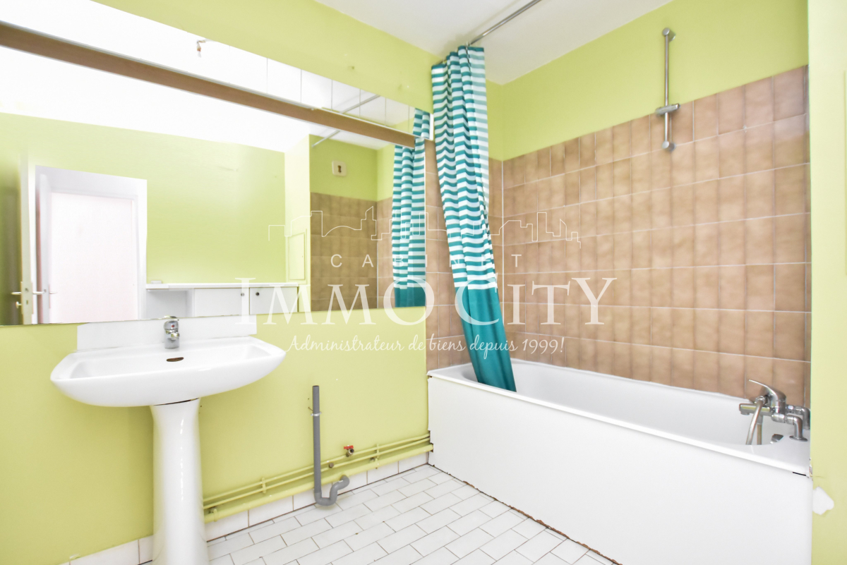 Location Appartement  2 pièces - 58.5m² 75010 Paris