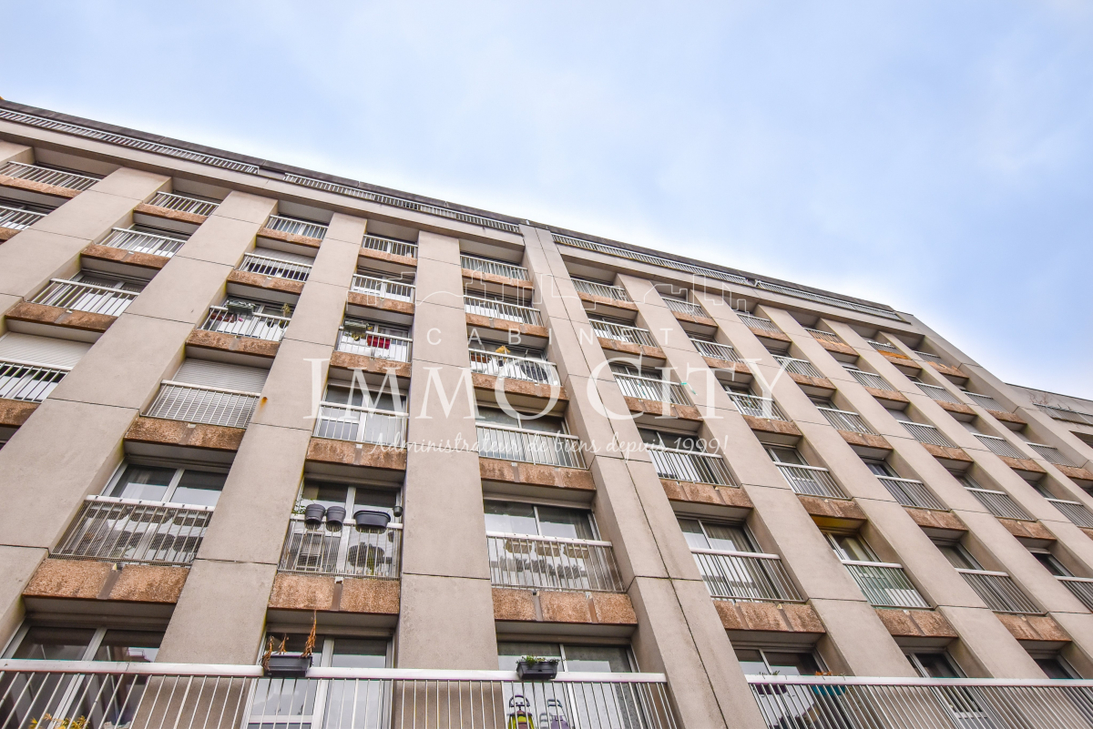 Location Appartement  2 pièces - 58.5m² 75010 Paris