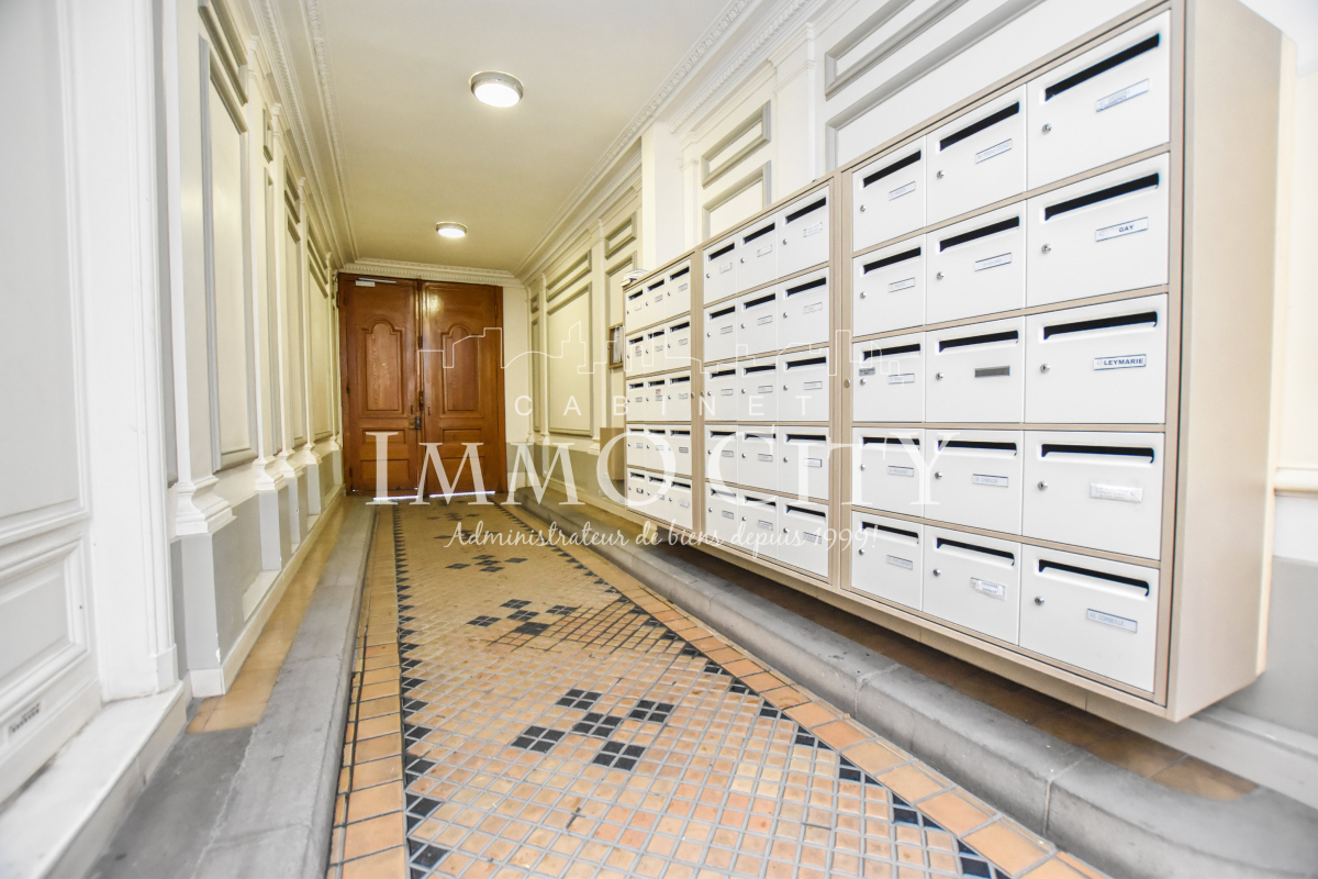 Location Appartement  2 pièces - 44m² 75017 Paris