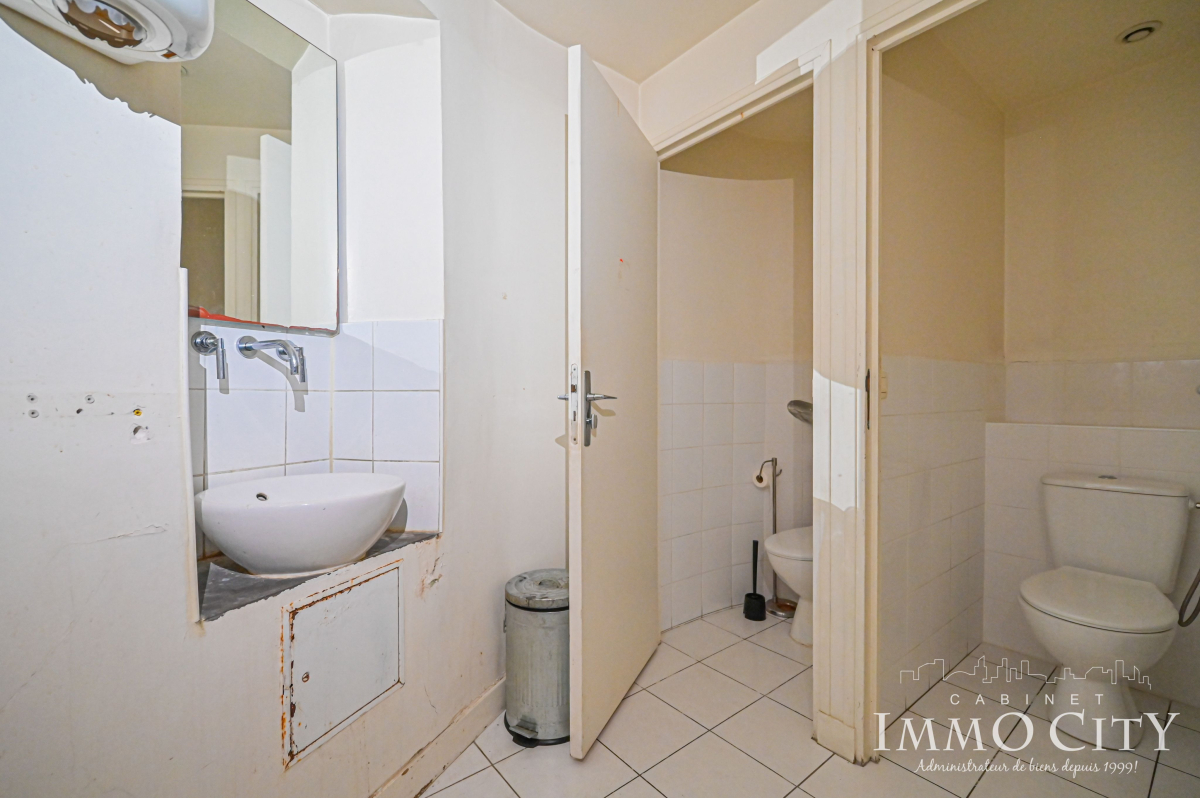 Vente Local commercial  3 pièces - 144m² 75015 Paris