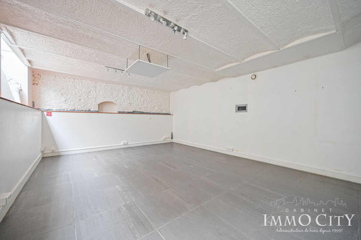 Vente Local commercial  3 pièces - 144m² 75015 Paris