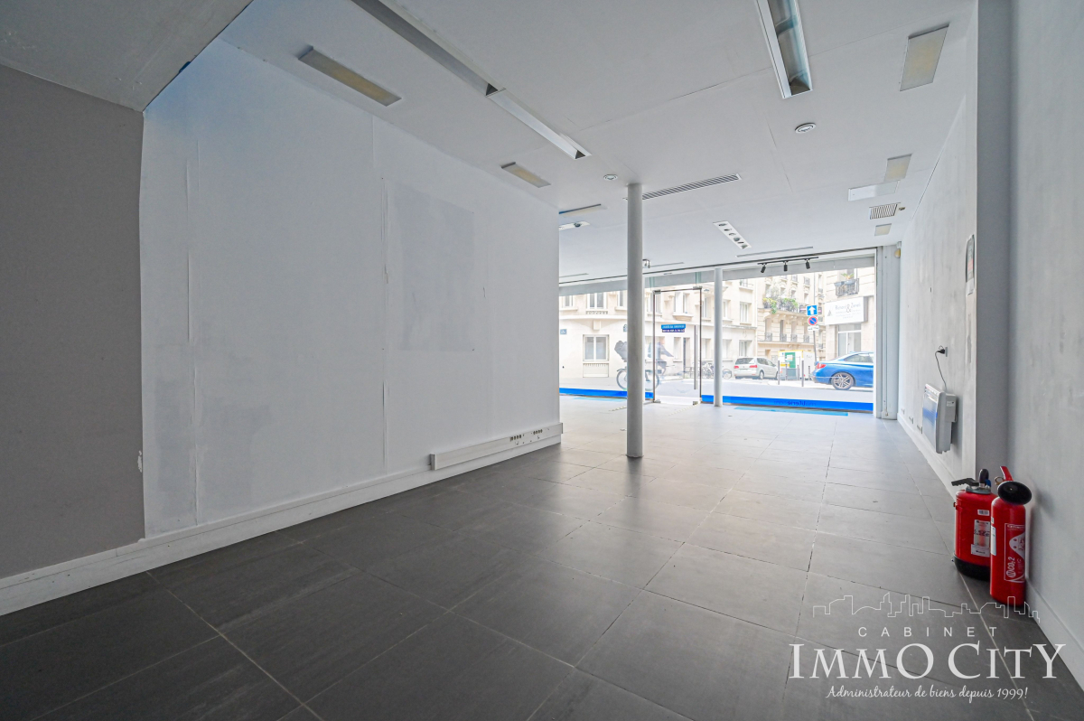 Vente Local commercial  3 pièces - 144m² 75015 Paris