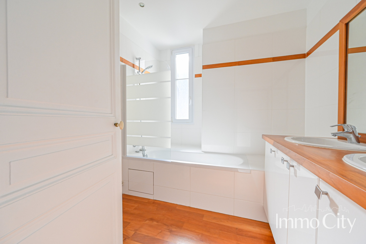 Location Appartement  5 pièces - 147.4m² 75014 Paris