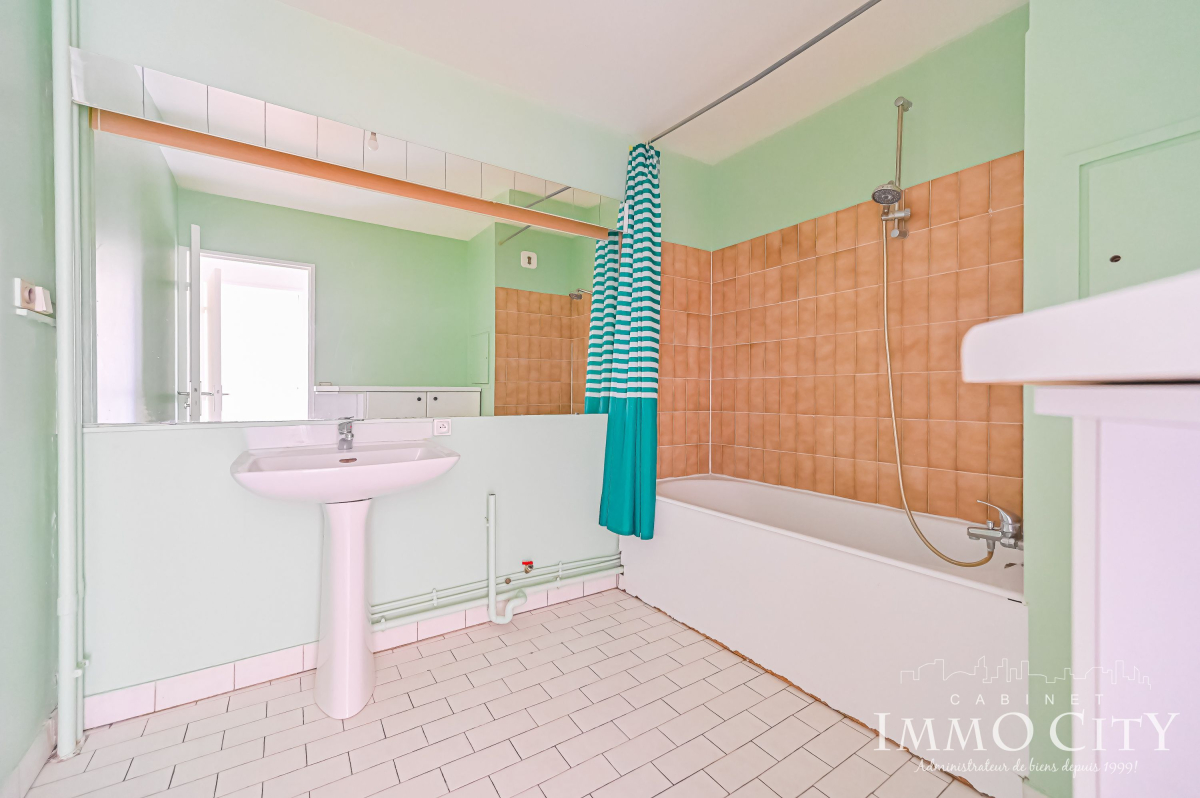 Location Appartement  2 pièces - 56m² 75010 Paris