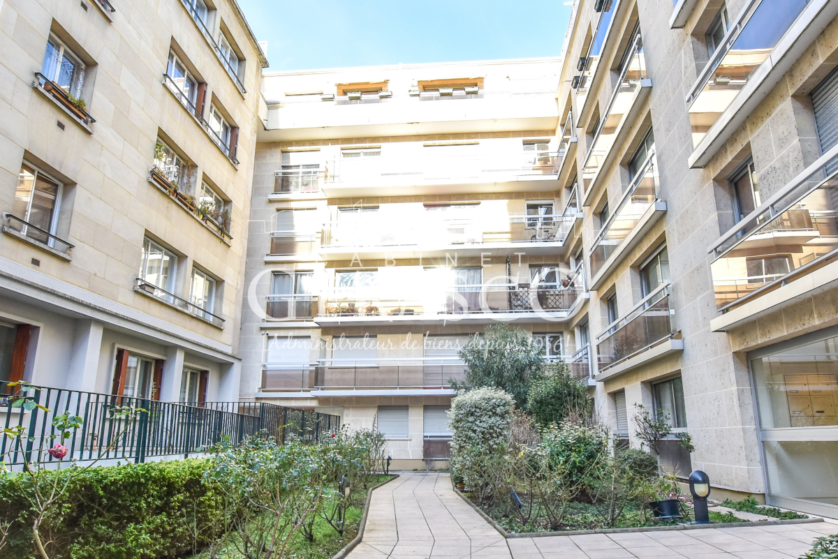 Location Appartement  2 pièces - 46.94m² 75015 Paris