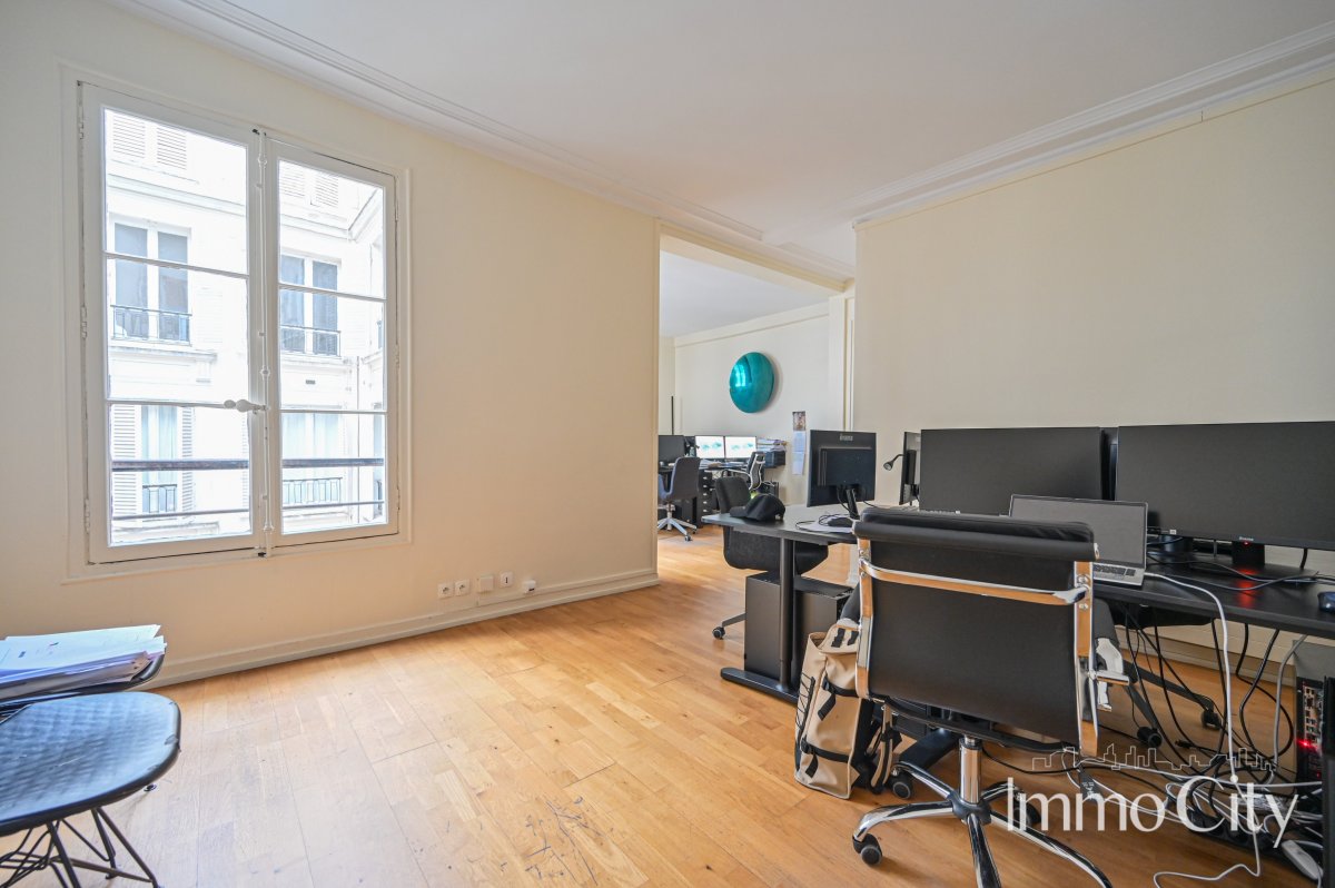 Location Bureau  4 pièces - 120m² 75008 Paris