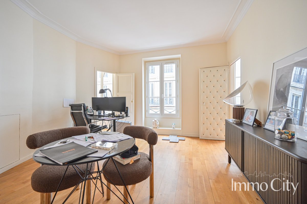 Location Bureau  4 pièces - 120m² 75008 Paris