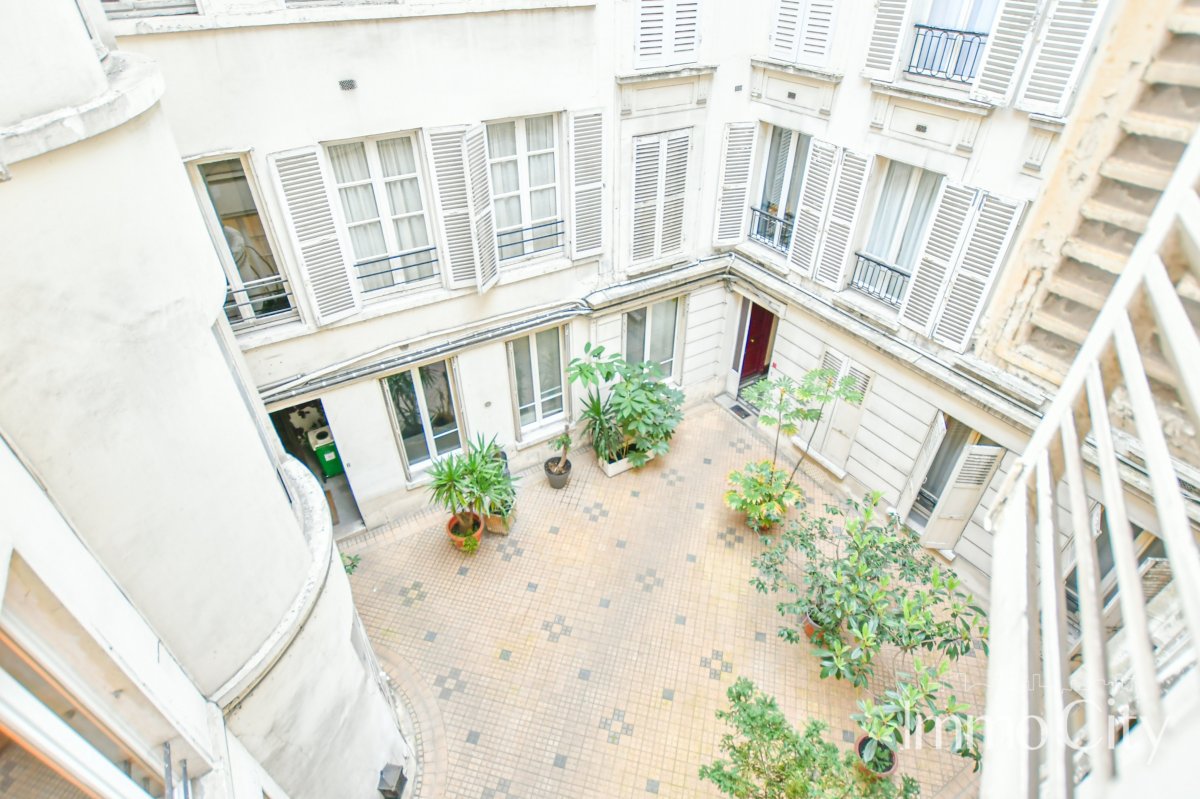 Location Bureau  4 pièces - 120m² 75008 Paris