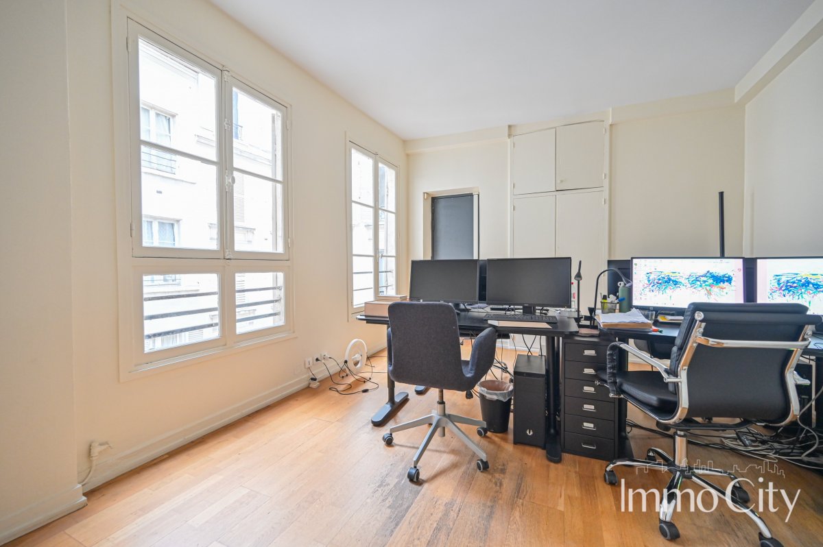 Location Bureau  4 pièces - 120m² 75008 Paris