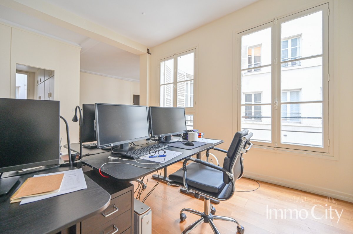 Location Bureau  4 pièces - 120m² 75008 Paris