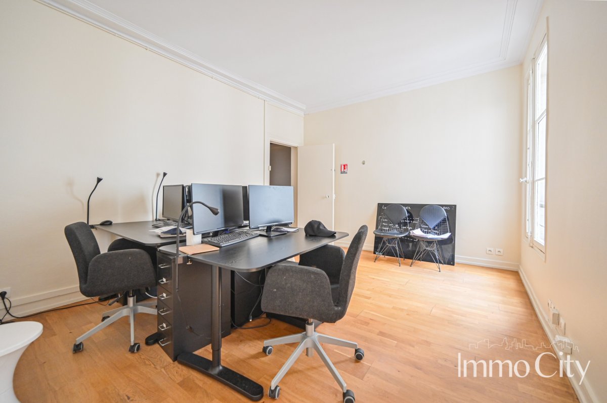 Location Bureau  4 pièces - 120m² 75008 Paris