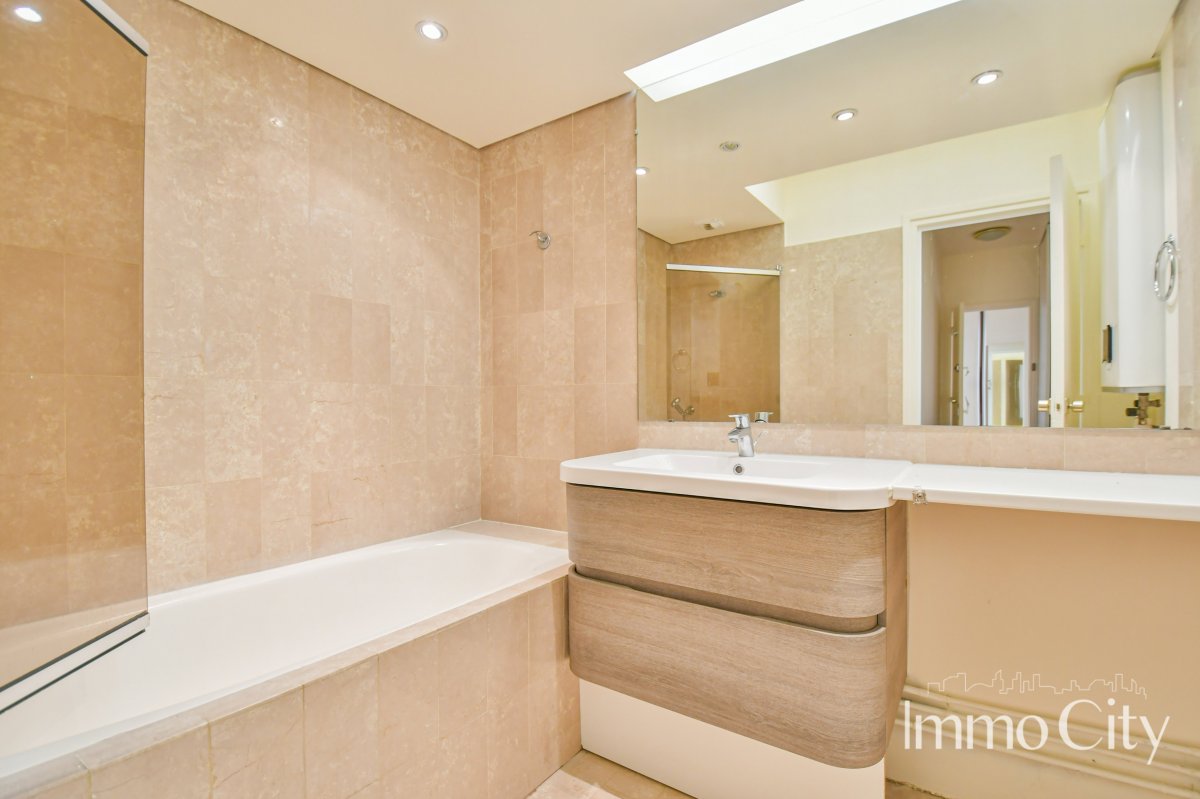 Location Appartement  2 pièces - 77.21m² 75116 Paris