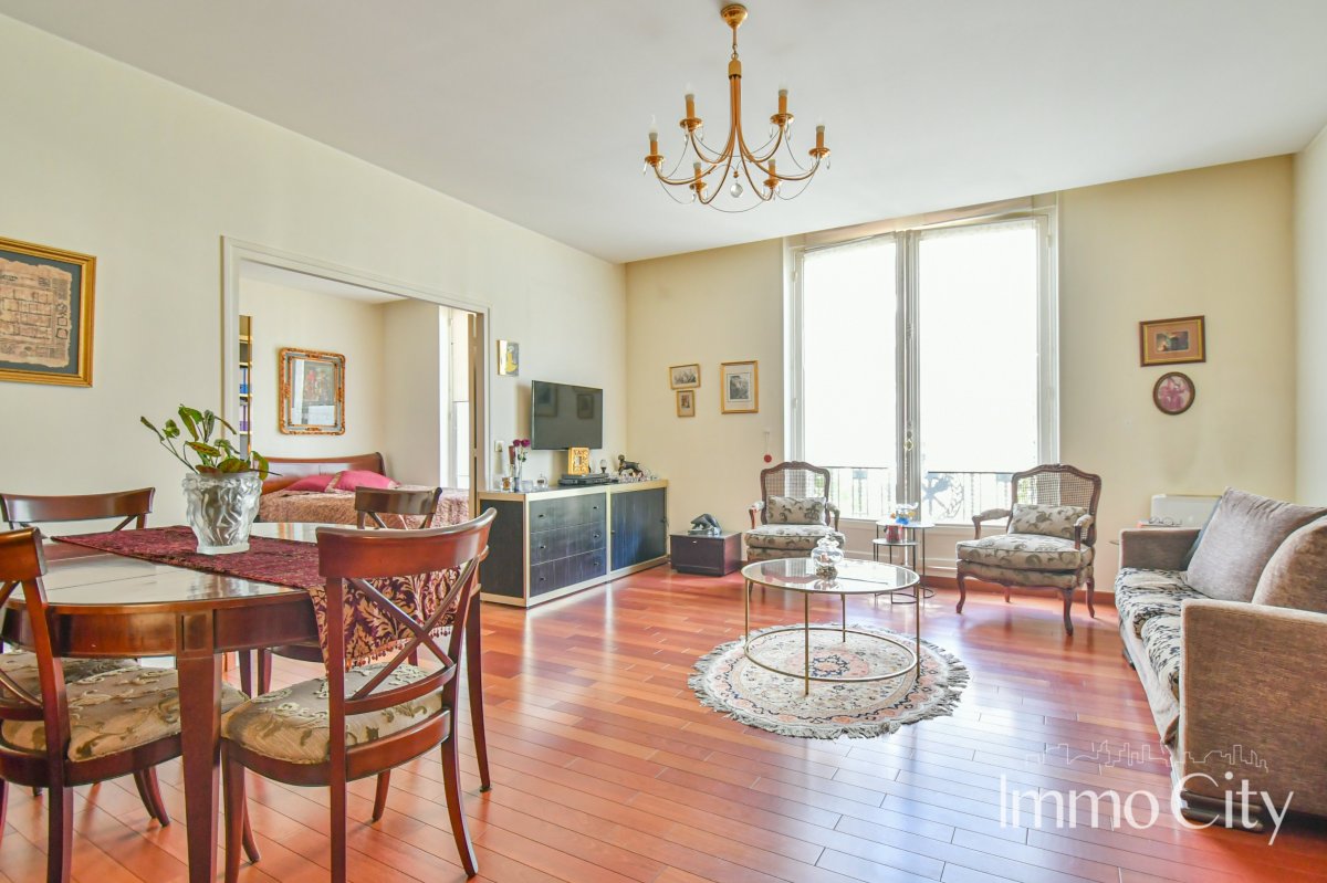 Location Appartement  2 pièces - 77.21m² 75116 Paris