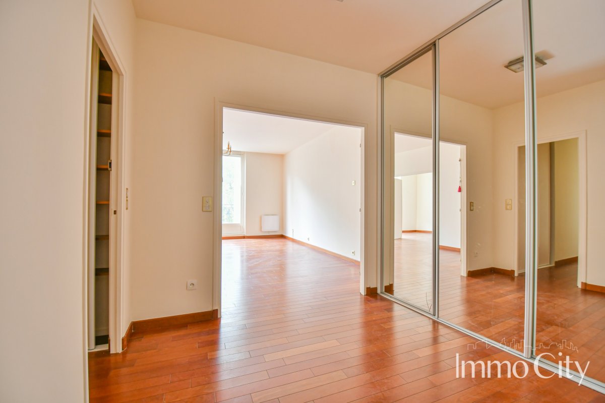 Location Appartement  2 pièces - 77.21m² 75116 Paris