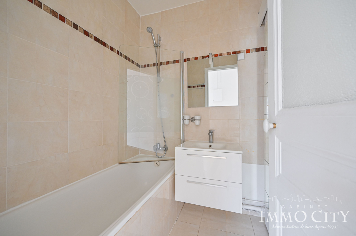 Location Appartement  2 pièces - 47m² 75008 Paris