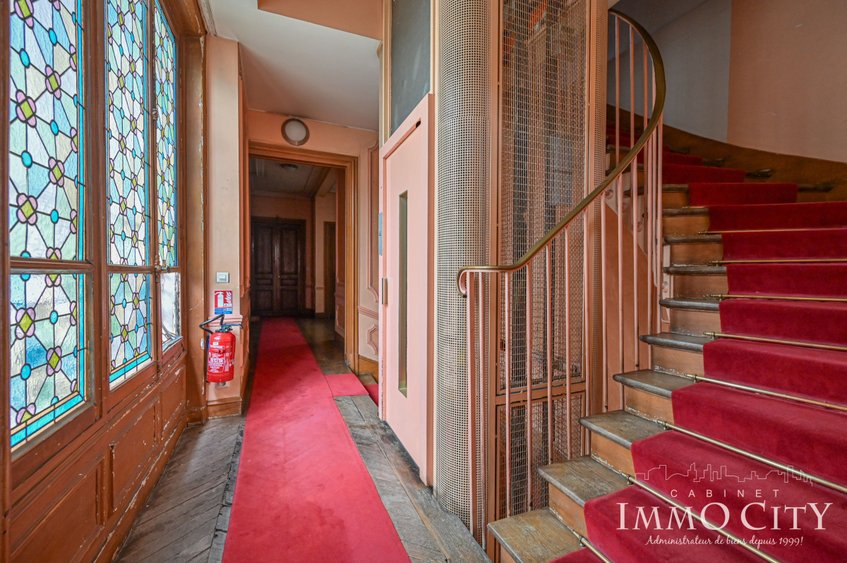 Location Appartement  2 pièces - 47m² 75008 Paris