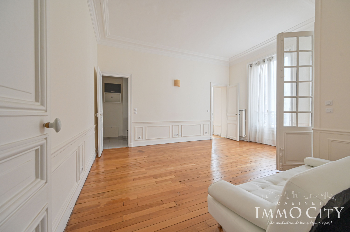 Location Appartement  2 pièces - 47m² 75008 Paris