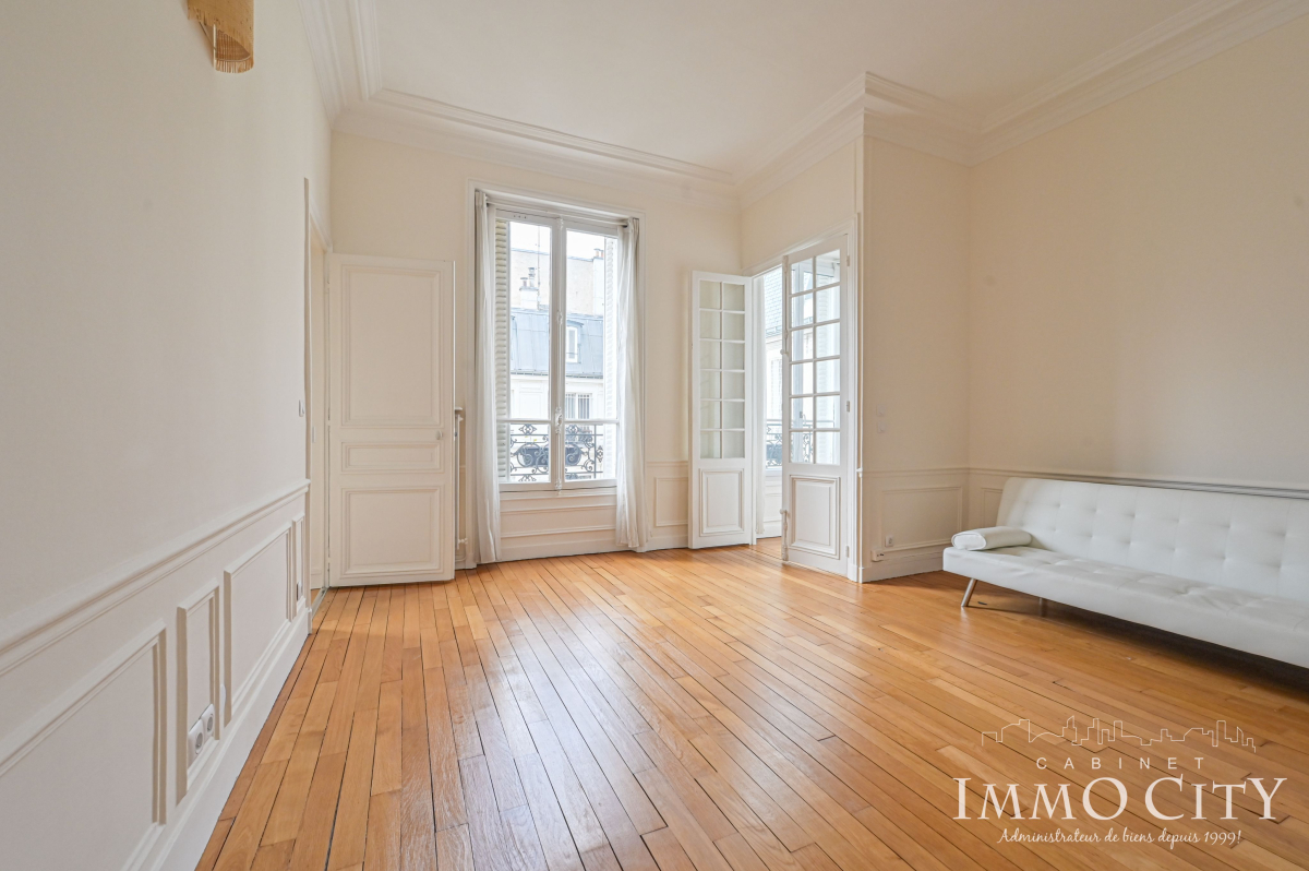 Location Appartement  2 pièces - 47m² 75008 Paris