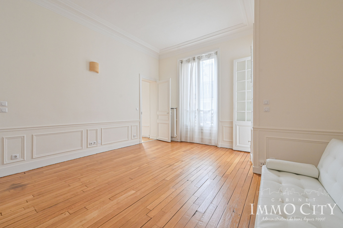 Location Appartement  2 pièces - 47m² 75008 Paris
