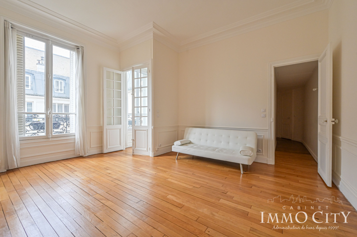 Location Appartement  2 pièces - 47m² 75008 Paris