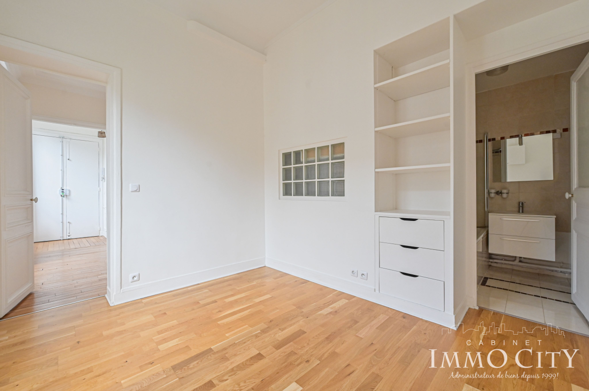 Location Appartement  2 pièces - 47m² 75008 Paris
