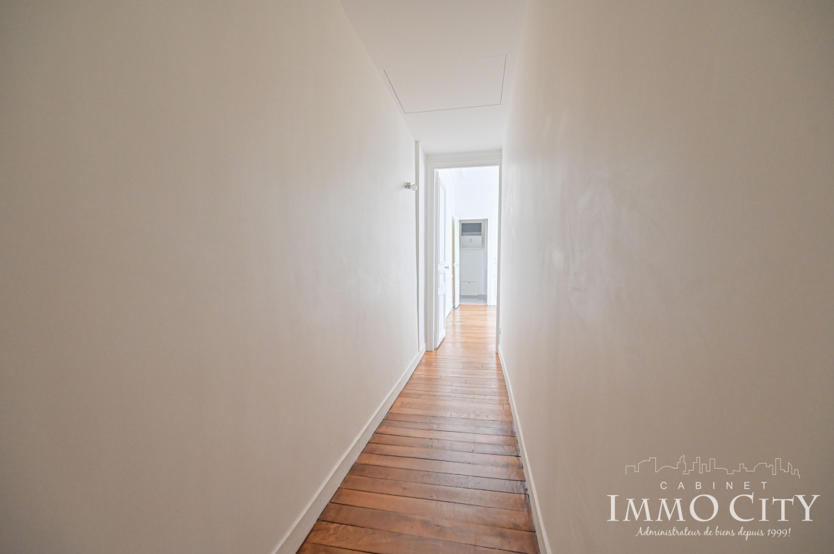 Location Appartement  2 pièces - 47m² 75008 Paris