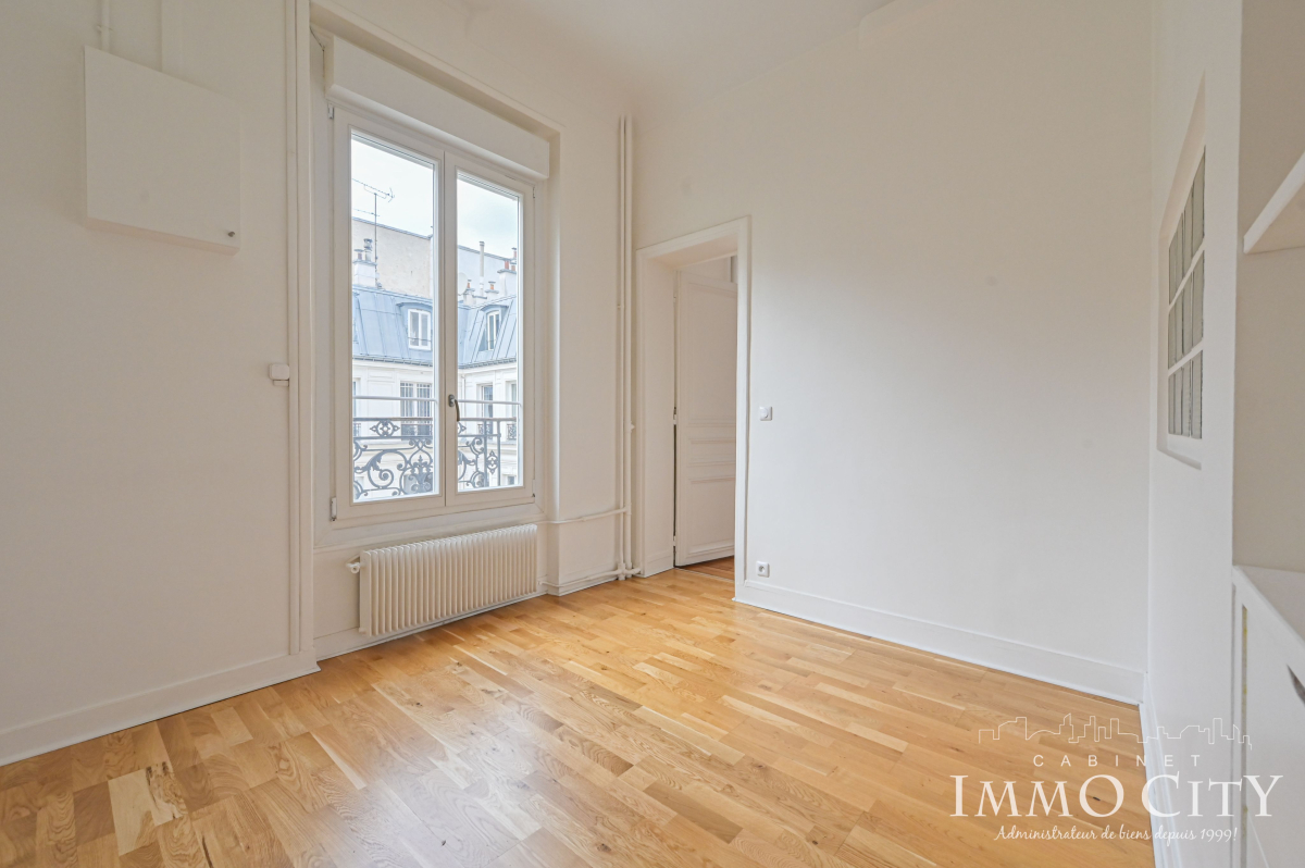 Location Appartement  2 pièces - 47m² 75008 Paris