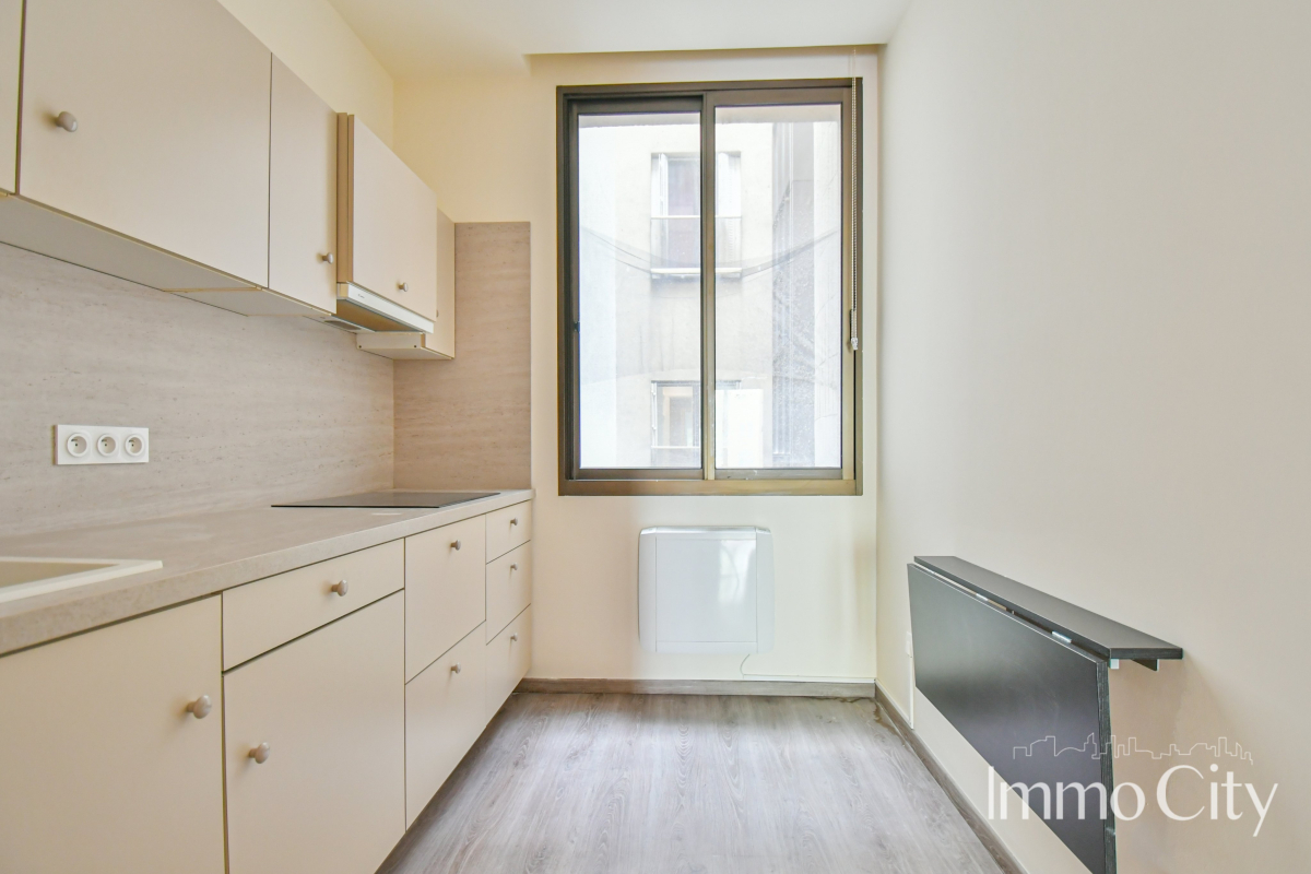 Location Appartement  2 pièces - 77.21m² 75116 Paris