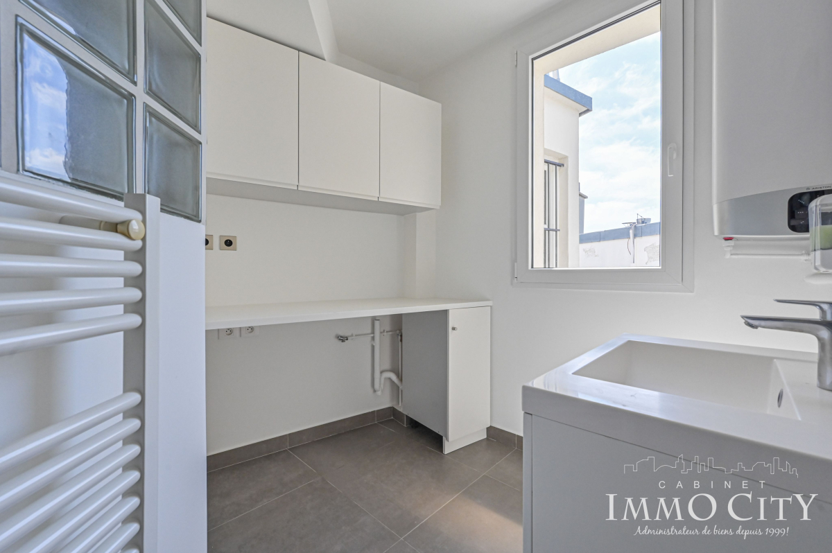 Location Appartement  2 pièces - 60.8m² 75008 Paris