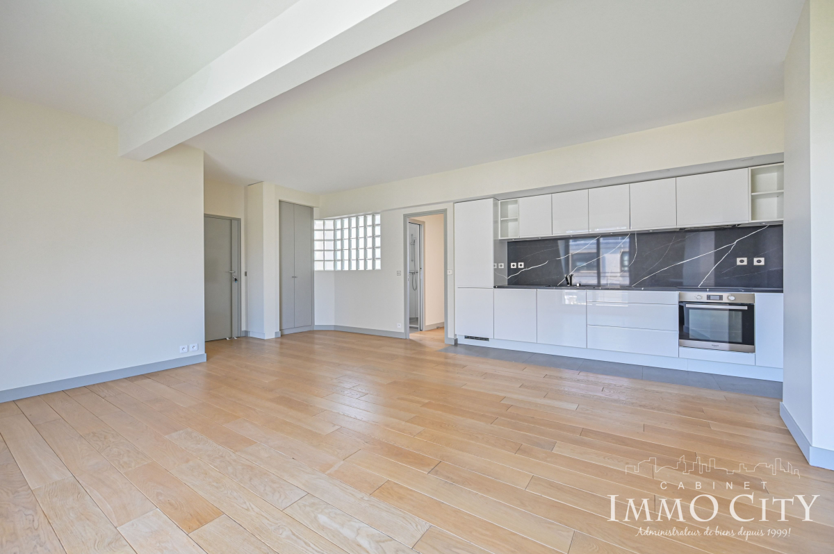 Location Appartement  2 pièces - 60.8m² 75008 Paris