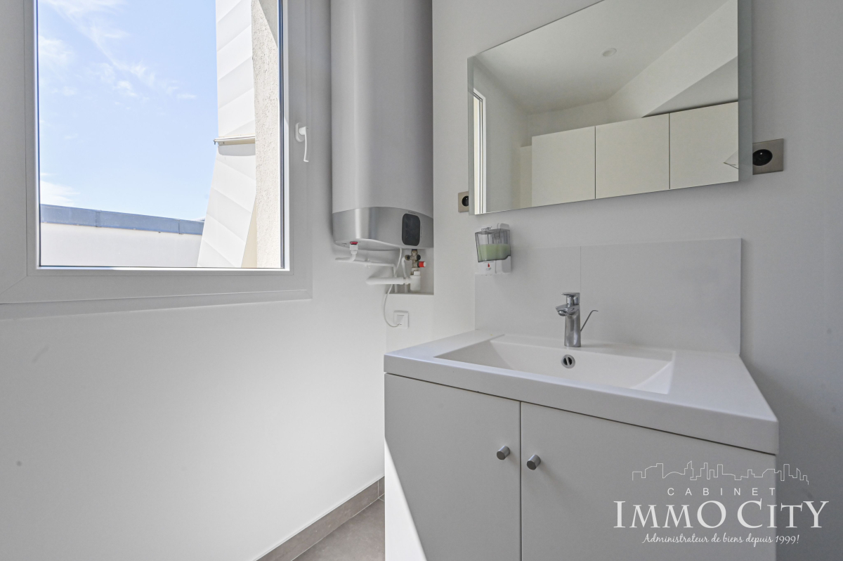 Location Appartement  2 pièces - 60.8m² 75008 Paris