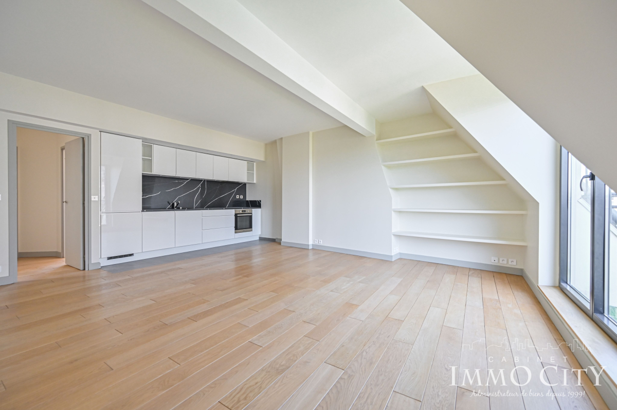 Location Appartement  2 pièces - 60.8m² 75008 Paris