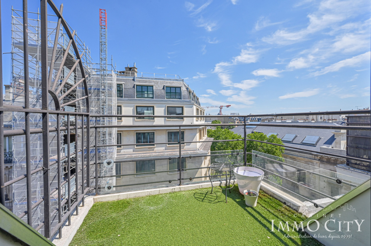 Location Appartement  2 pièces - 60.8m² 75008 Paris