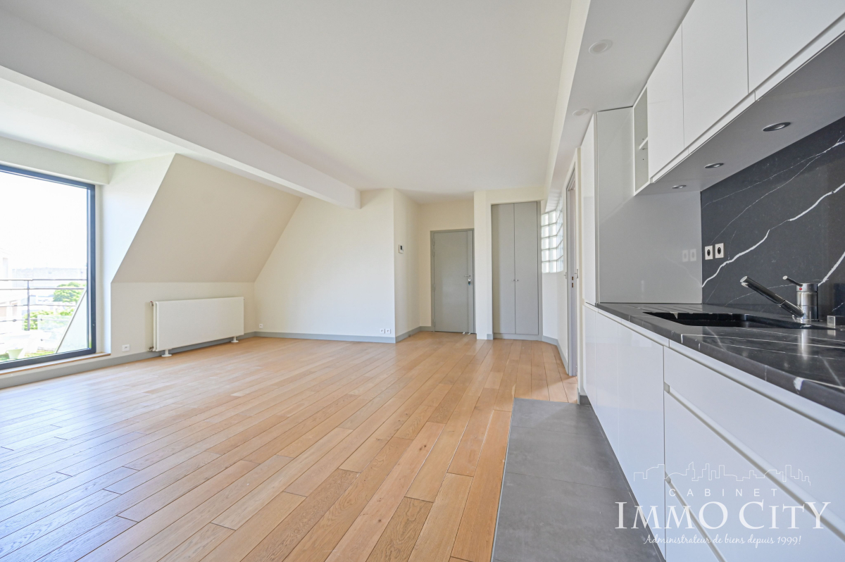 Location Appartement  2 pièces - 60.8m² 75008 Paris