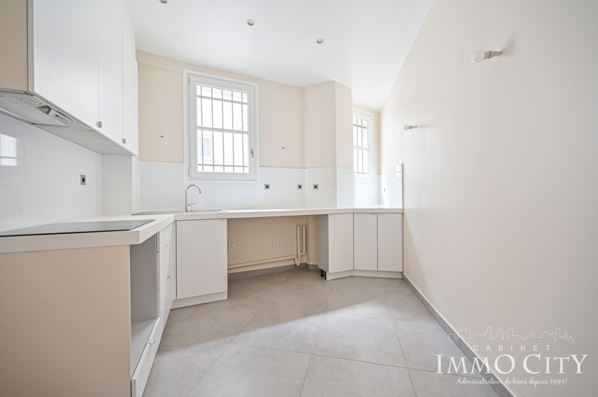 Location Appartement  3 pièces - 72.87m² 75008 Paris