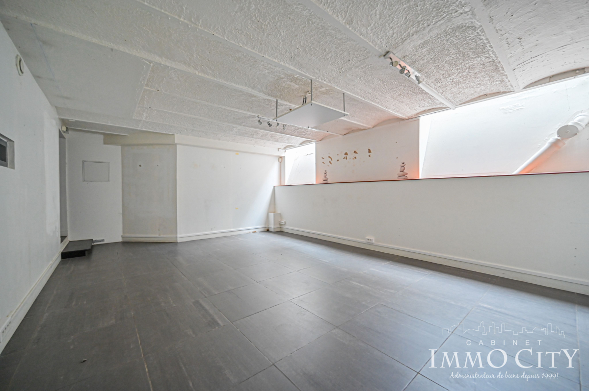 Location Local commercial  3 pièces - 144m² 75015 Paris