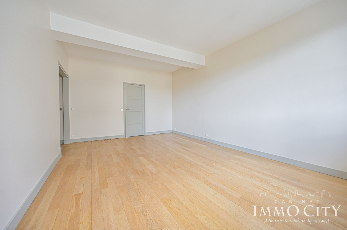 Location Appartement  3 pièces - 72.87m² 75008 Paris