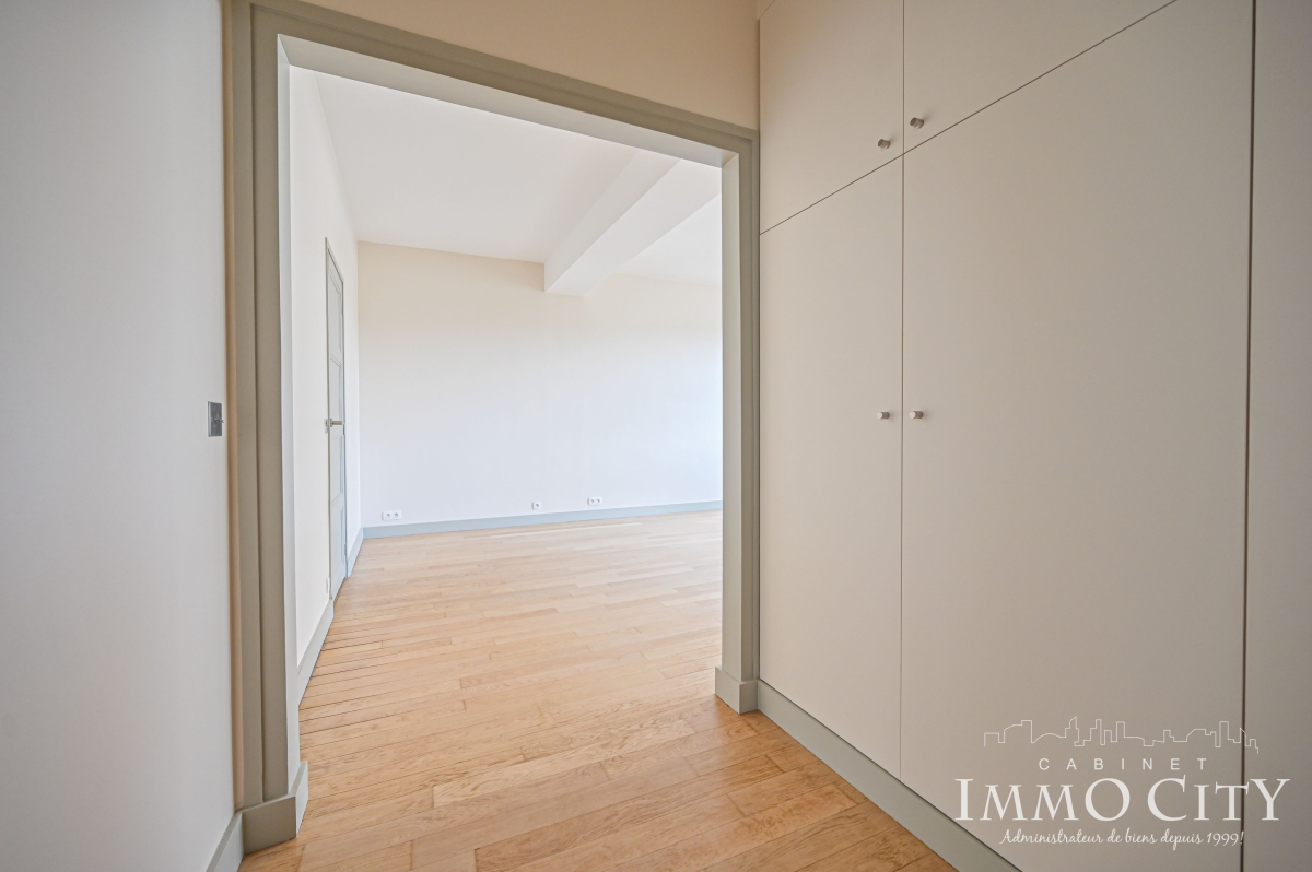 Location Appartement  3 pièces - 72.87m² 75008 Paris