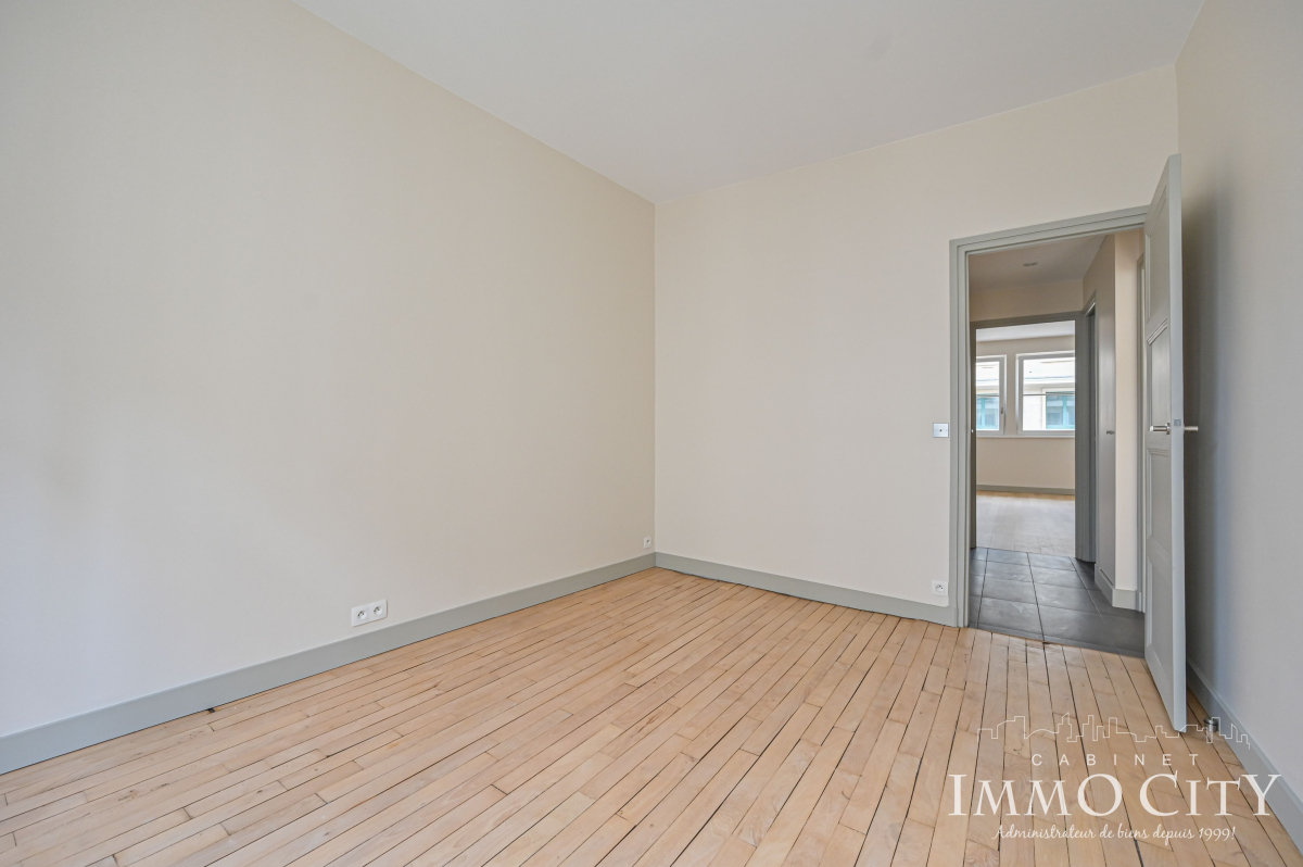 Location Appartement  3 pièces - 72.87m² 75008 Paris