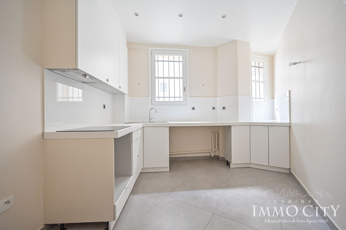 Location Appartement  3 pièces - 72.87m² 75008 Paris