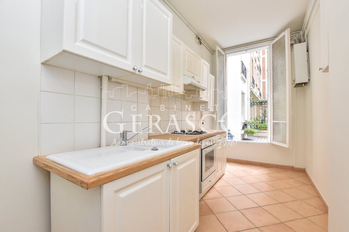 Location Appartement  4 pièces - 99.5m² 75007 Paris